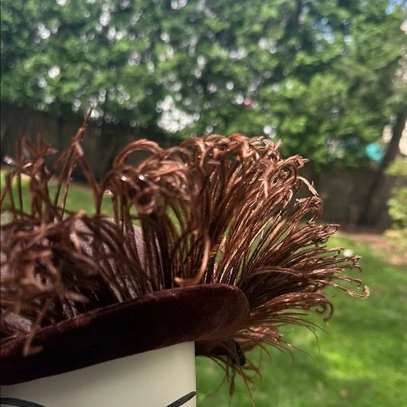 1940’s Vintage Ostrich Feathered Hat - Picture 2 of 6